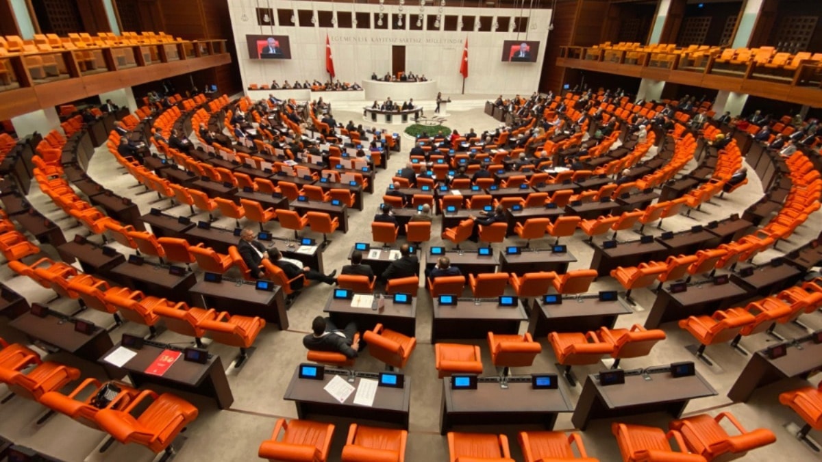 AK Parti'nin Anayasa Hamlesi: 467 Oy ile Referandumsuz Yol