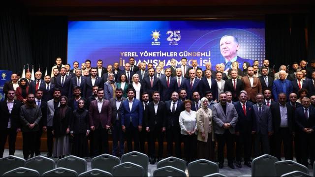 AK Parti'ye 136 kişi katıldı: İstanbul'da yerel yönetim hamlesi