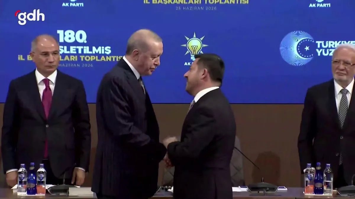 AK Parti'ye katılan belediye başkanları rozetlerini Erdoğan'dan aldı