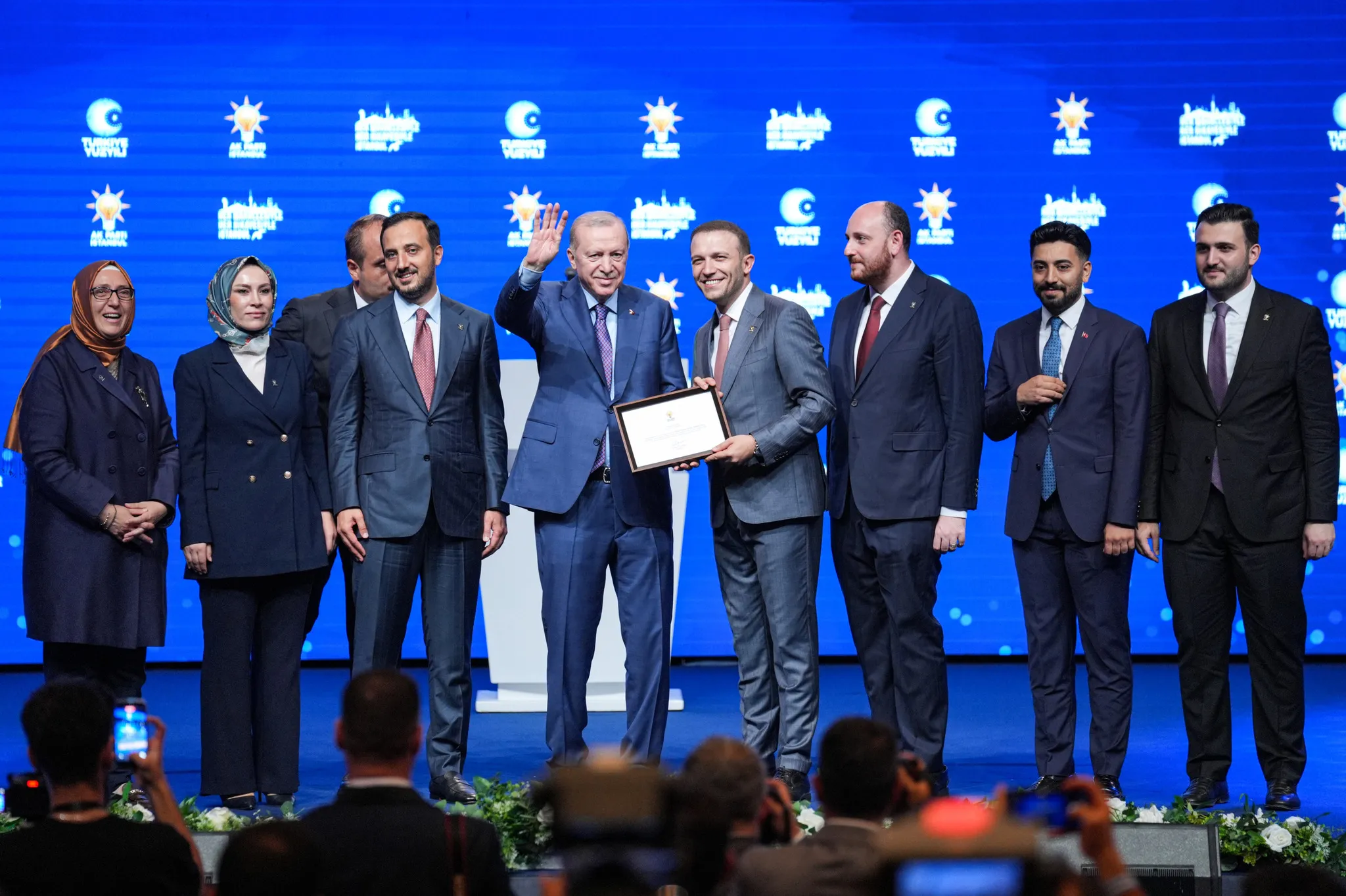 AK Parti'ye Katılımlar Devam Ediyor: Erdoğan Tuzla'da Rozetleri Taktı