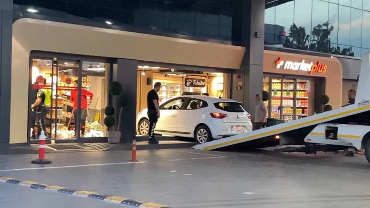 Akaryakıt istasyonunda otomobil markete daldı: 1 yaralı