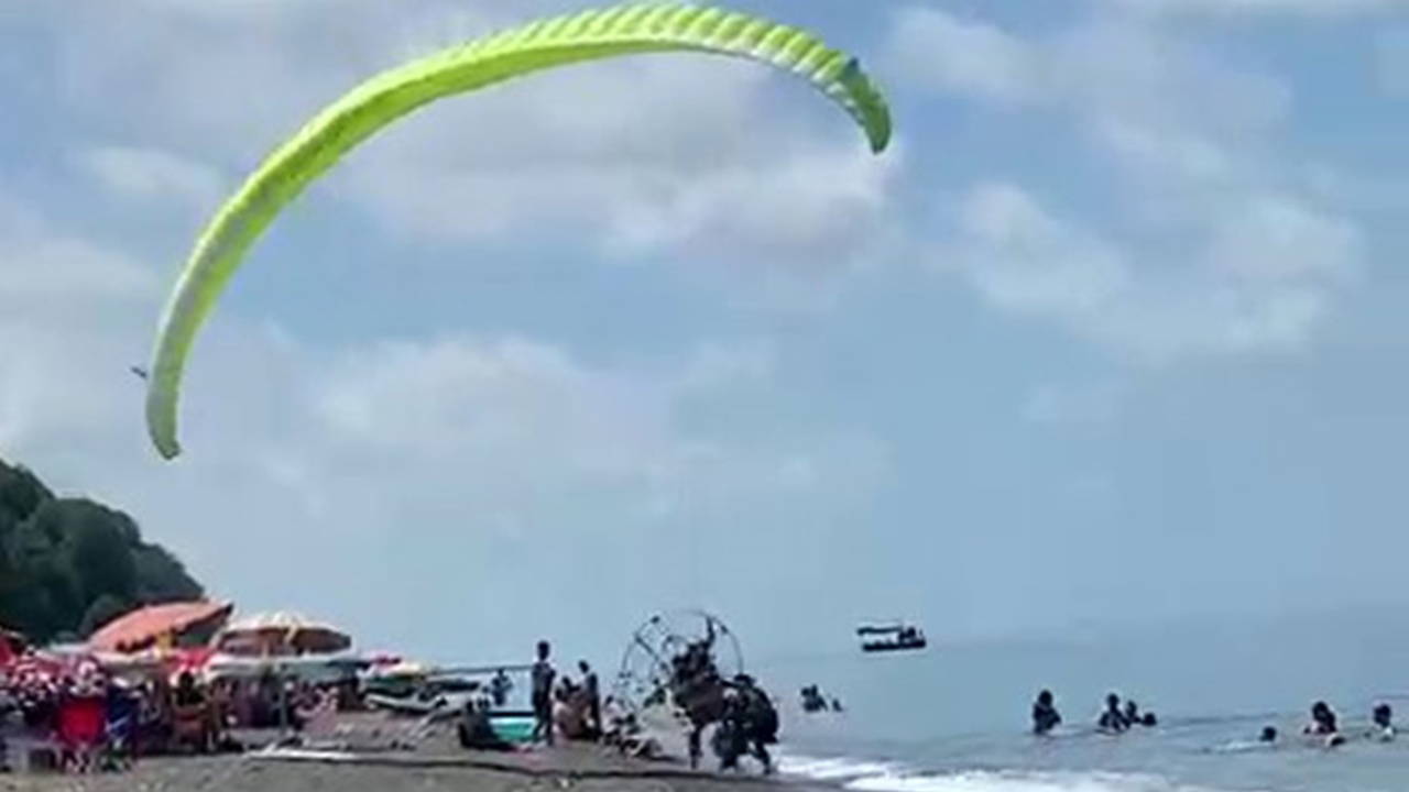Akçakoca'da motorlu paraşüt plaja daldı: 3 yaralı