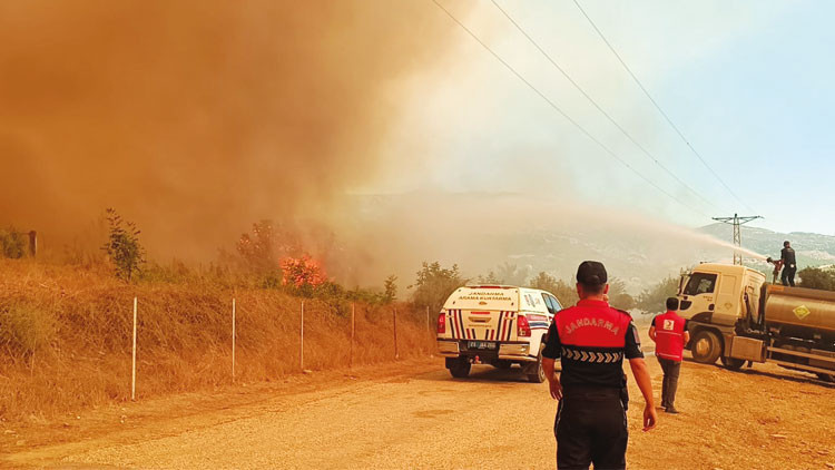 Akdeniz'in Ciğerleri Yandı: 720 Kişi Tahliye Edildi