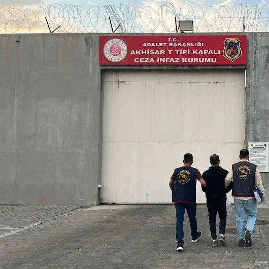 Akhisar'da JASAT Operasyonu: 78 Yıl Hapis Cezası Bulunan Firari Yakalandı