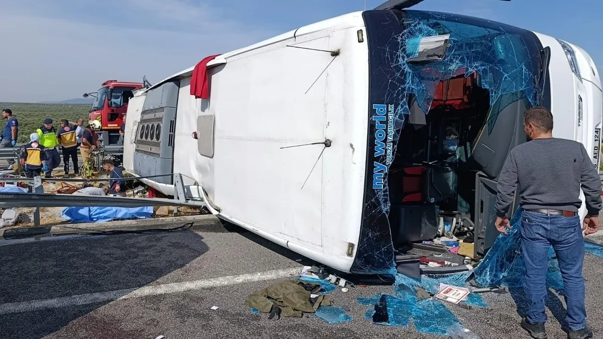 Akhisar'da Tur Otobüsü ile TIR Çarpıştı: 11 Ölü, 27 Yaralı