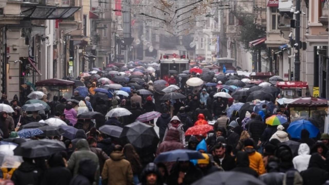 AKOM: İstanbul'da hafta sonu parçalı bulutlu, salı sağanak var