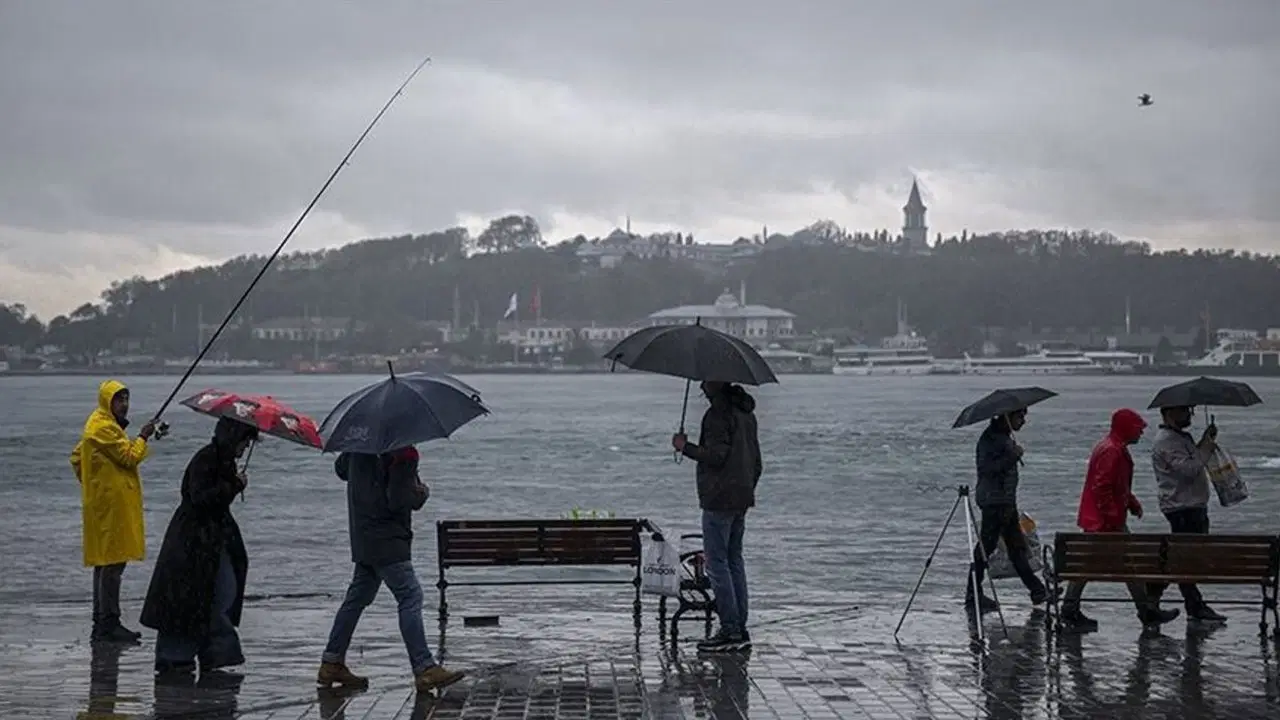 AKOM'dan İstanbul'a Sağanak Uyarısı: Sıcaklıklar Düşüyor