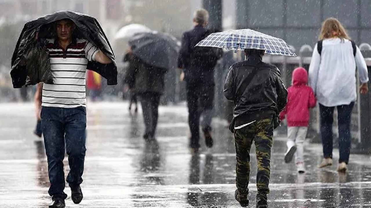 AKOM Uyardı: İstanbul'da Gök Gürültülü Sağanak Perşembe Günü Etkili Olacak