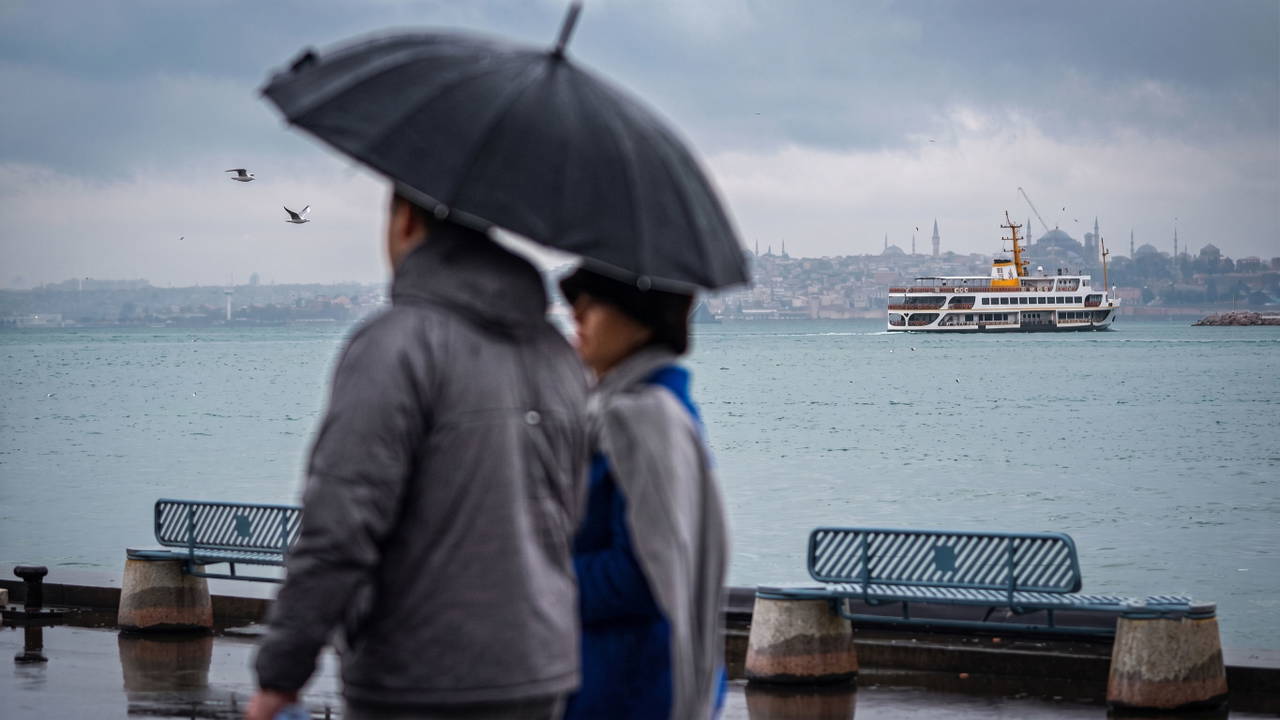 AKOM Uyardı: İstanbul'da Hava Aniden Soğuyor, Sağanak Kapıda