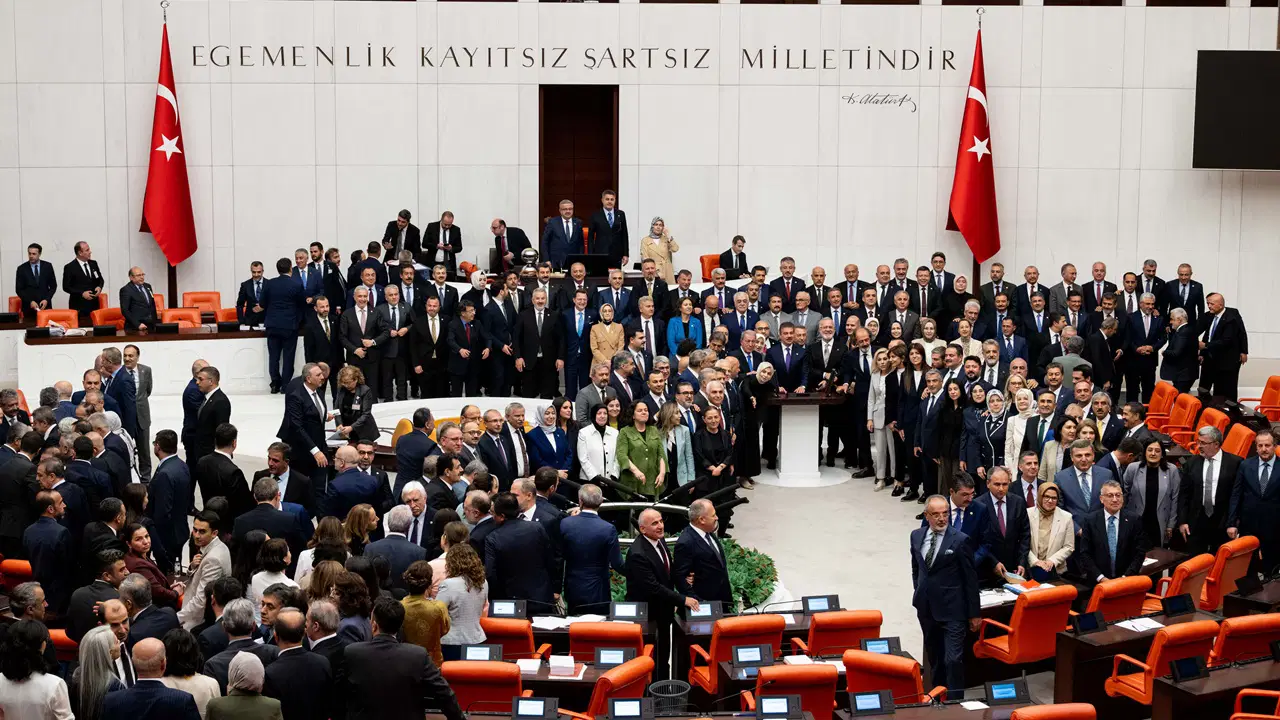 AKP'den 'çerçeve yasa' rehberi: Öcalan sorusuna yanıt