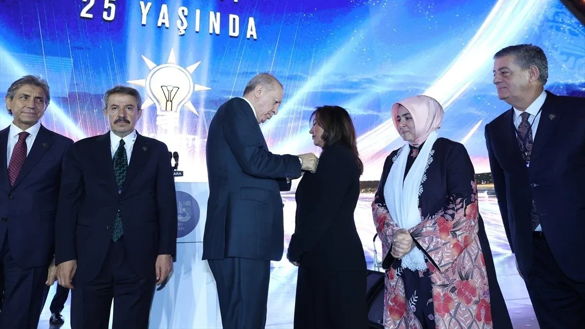 AKP'de Bir İlk: Rozetini Erdoğan Taktı, Tarihe Geçti