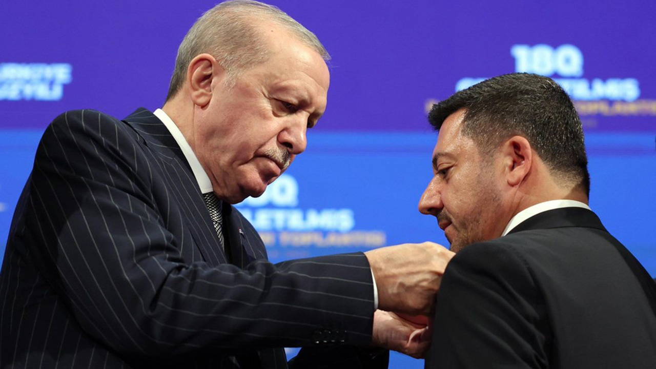 AKP'de el hareketi krizi: İl Başkanı paylaştı, Rasim Arı 'yapay zeka' dedi