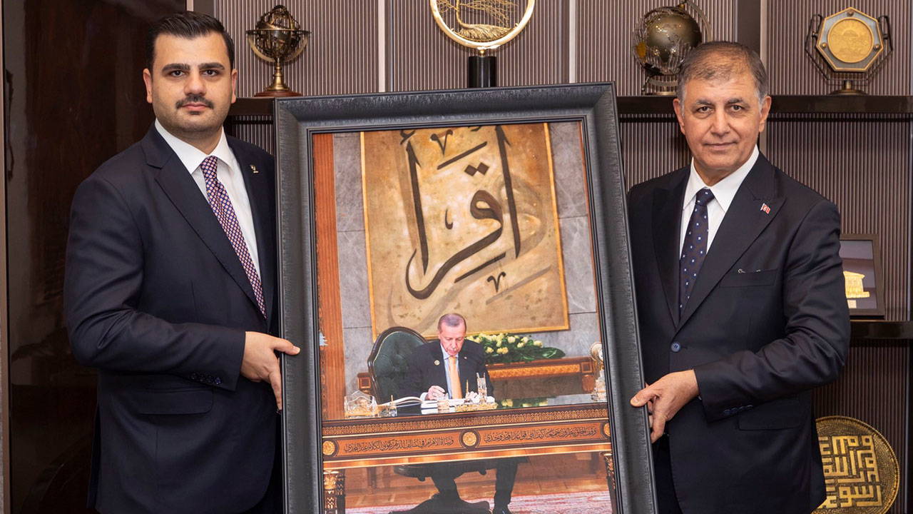 AKP Heyeti Cemil Tugay'ı Ziyaret Etti, Erdoğan Tablosu Hediye Edildi