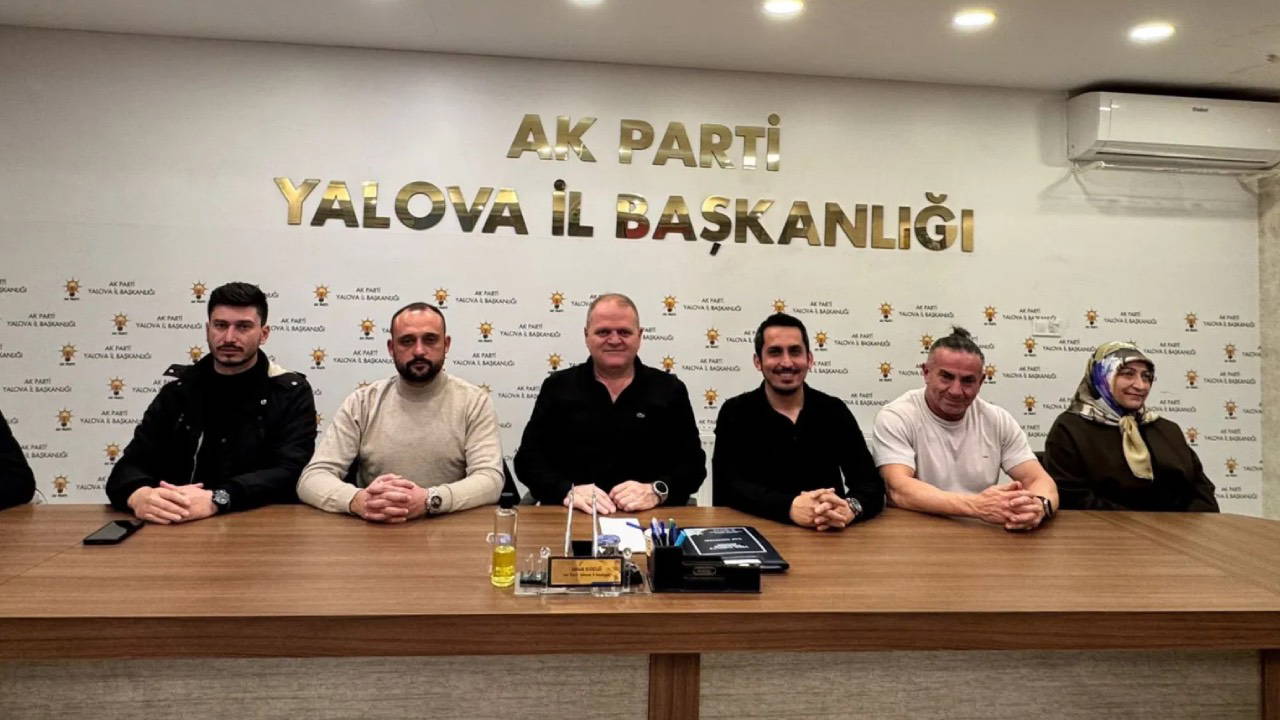 AKP İlçe Başkanının Şortlu Toplantısı Tepki Çekti