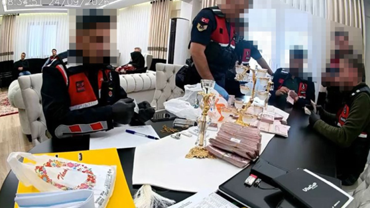 AKP'li başkanın evinden çıkan paraları jandarma saydı