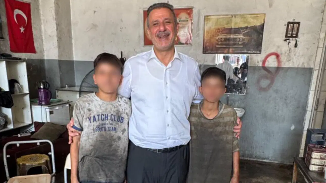 AKP'li vekilden çocuk işçilerle poz: 'Çay içtik' paylaşımı tepki çekti