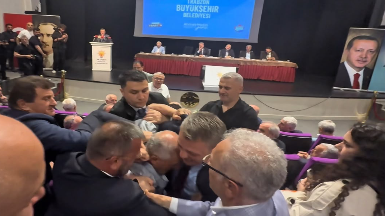 Yurttaş 'Yalan konuşuyorsun' diyerek AKP toplantısında protesto etti, salondan çıkarıldı