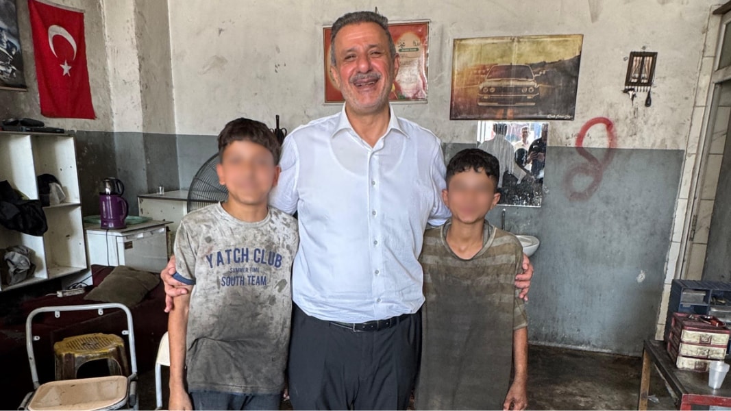 AKP Vekilinin Çocuk İşçilerle Fotoğrafı Tepki Çekti