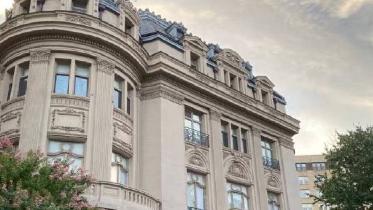 AKP'nin Washington binasına kiralık levhası asıldı