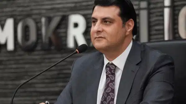 AKP'li başkandan yangın bölgesinde kasksız şov tepkisi