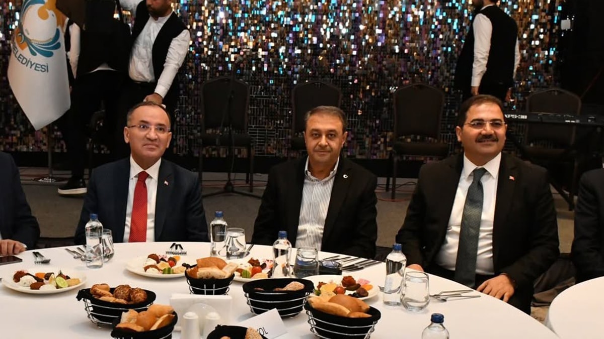 AKP'li belediye, Bekir Bozdağ için iftara 960 bin TL harcadı