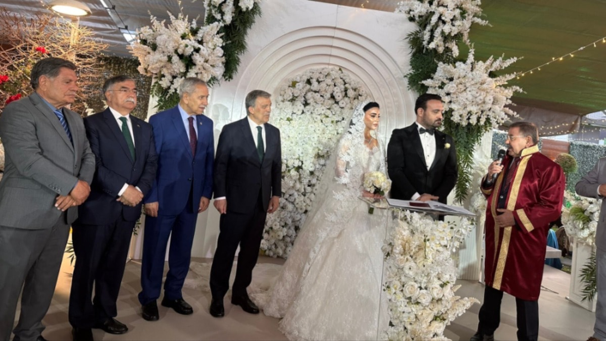 AKP'li vekiller Abdullah Gül'ün elini sıkmadı: Törende kriz