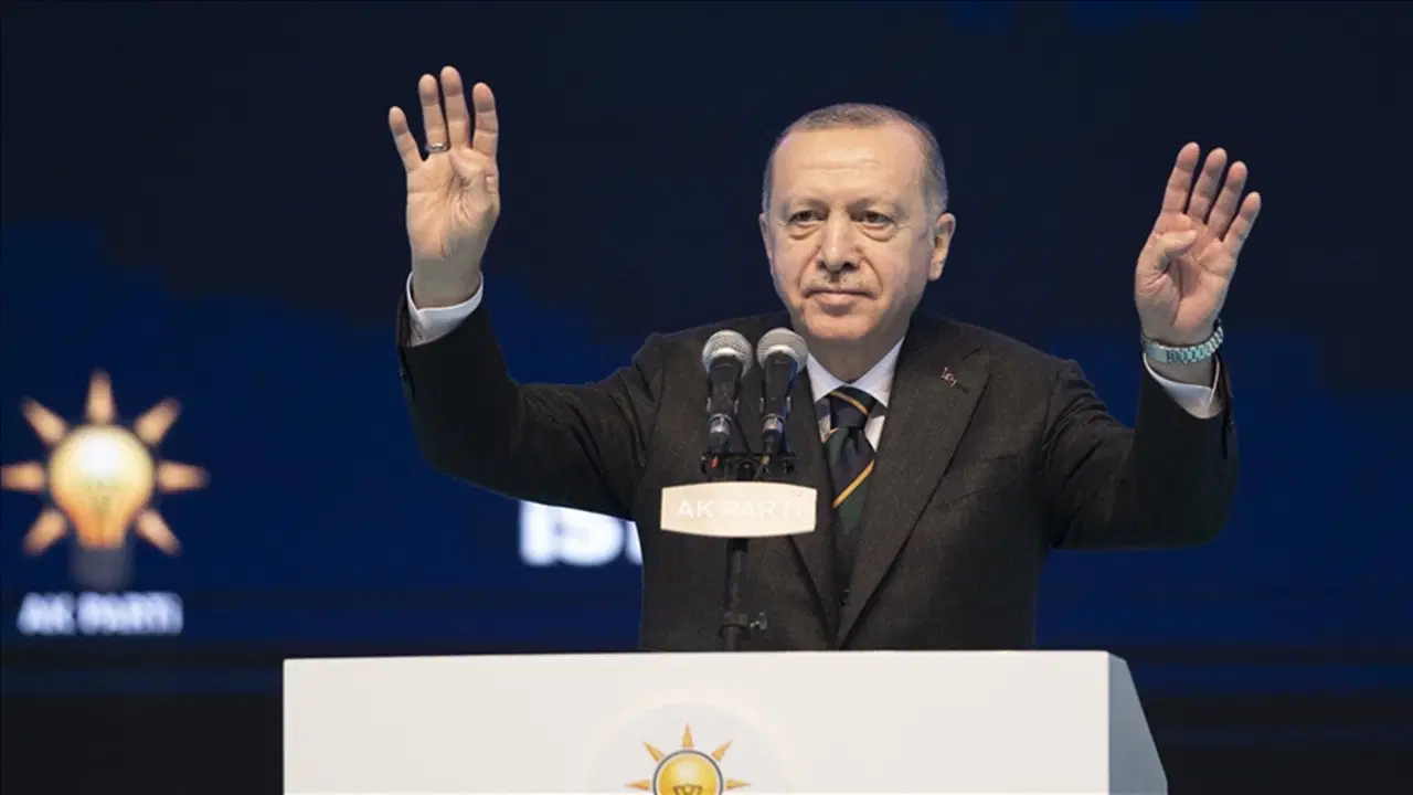 AKP'nin Yeni Şarkısı 'Efsane Büyük Başkan' Parti Toplantısında İlk Kez Dinletildi