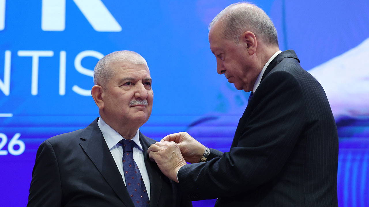 AKP'ye bir milletvekili daha katıldı: Kani Torun'un rozetini Erdoğan taktı