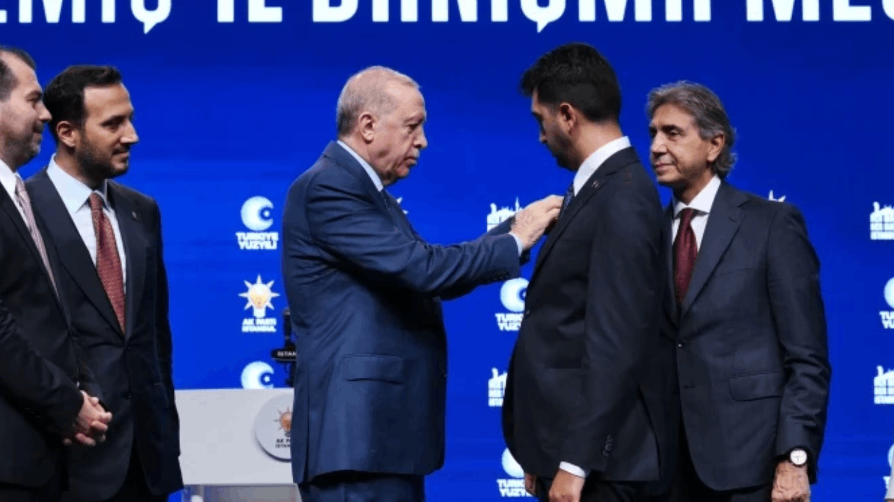AKP'ye Geçen Başkanın Danışmanı İstifa Etti
