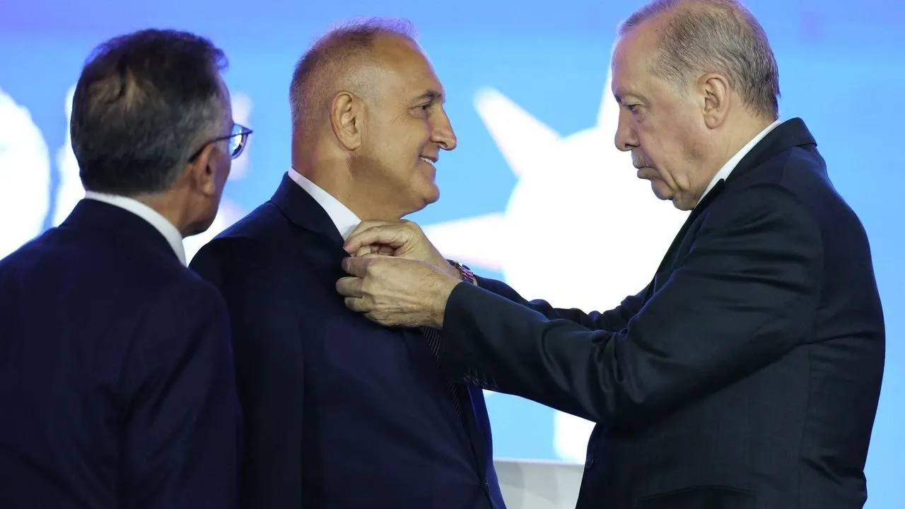 AKP'ye Geçen Ömer Karakaş'tan İlk Açıklama: Çizgim Değişmedi, Partim Değişti