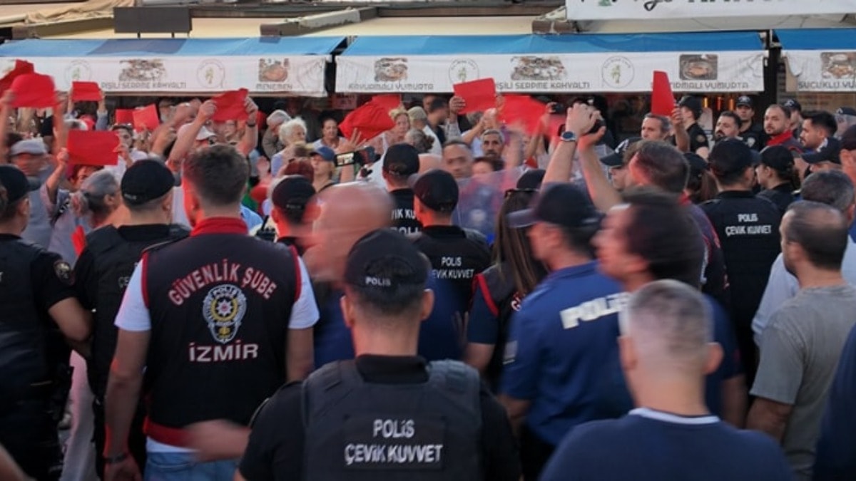 AKP'ye geçene kırmızı kart: Foça'da tepki dinmiyor