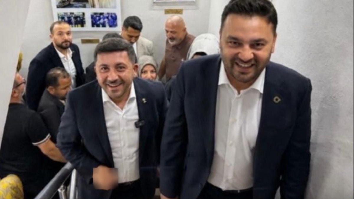 AKP'ye katılan başkandan skandal görüntü: Masada ahlaksız hareket