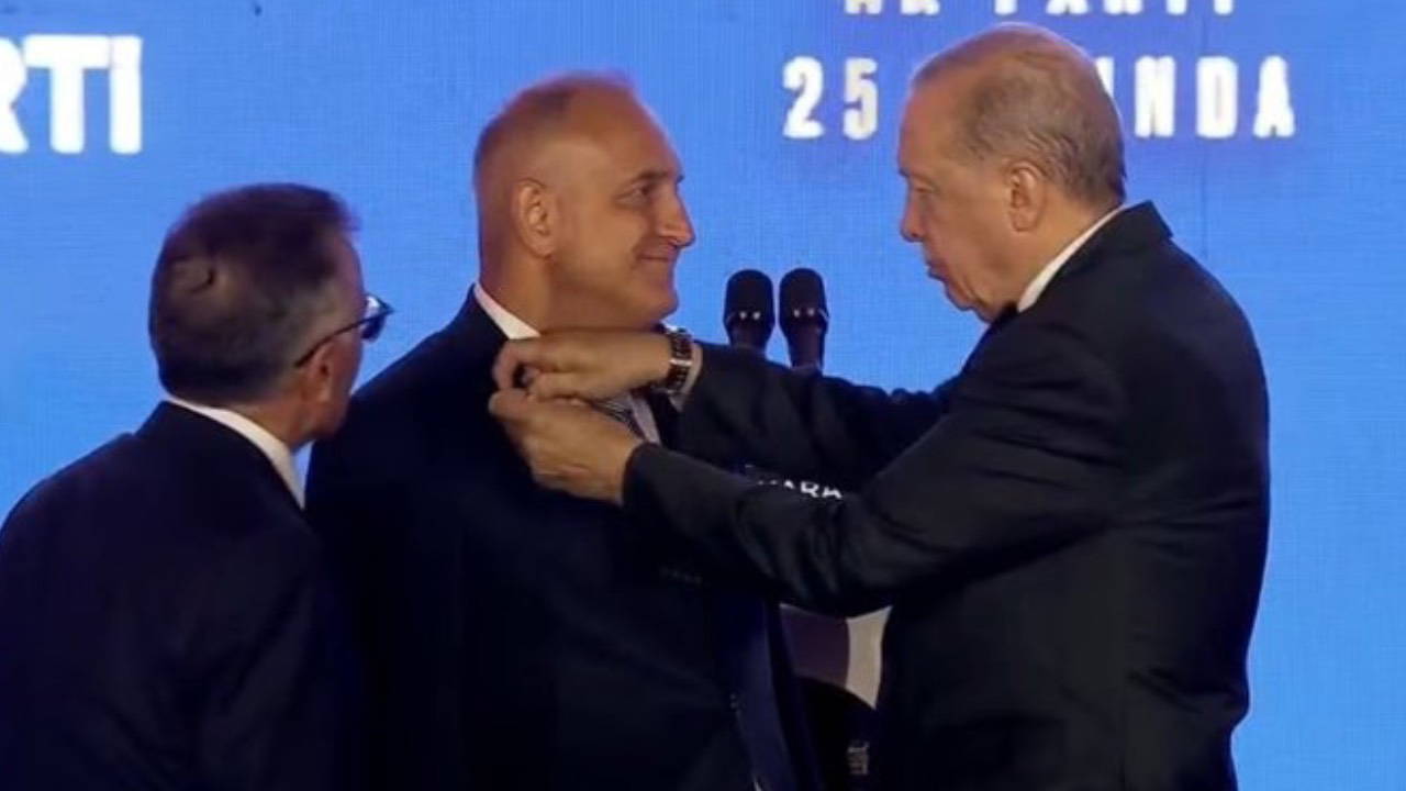 AKP'ye Yeni Katılımlar: 3 Milletvekili ve 7 Belediye Başkanı Rozetlerini Takdı