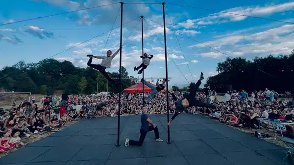 Akrobasi, Dans ve Tiyatro İzmir'de Buluşuyor: Cirque Entre Nous Gösterisi