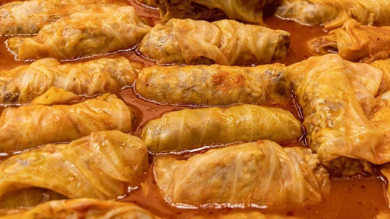 Akşam yemeğine ne pişirsem diyenlere: Etli lahana sarması