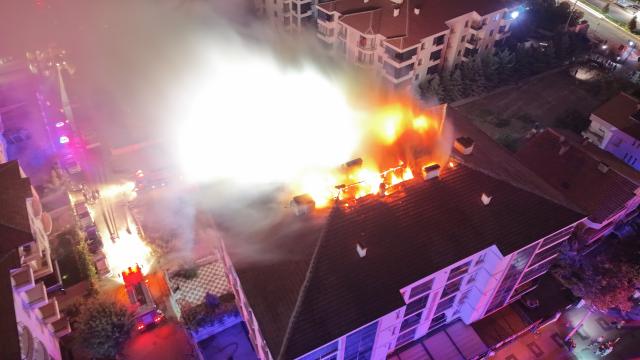 Aksaray'da 4 katlı binada yangın paniği: Alevler asansör boşluğundan çatıya tırmandı