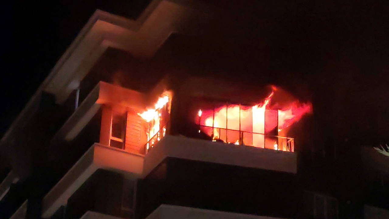 Aksaray'da Apartman Yangını: 14 Kişi Dumandan Etkilendi, 6 Katlı Bina Panik