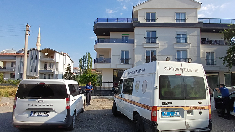 Aksaray'da Cam Silen Kadın 3. Kattan Düşerek Ağır Yaralandı