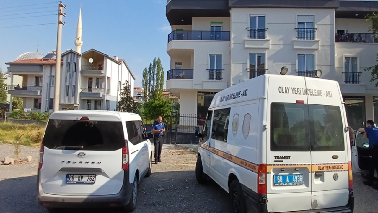 Aksaray'da cam silerken 3. kattan düşen işçi yaralandı