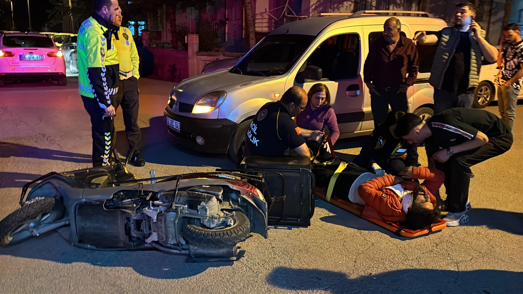 Aksaray'da motokurye kavşakta yola savruldu: Yaralı var