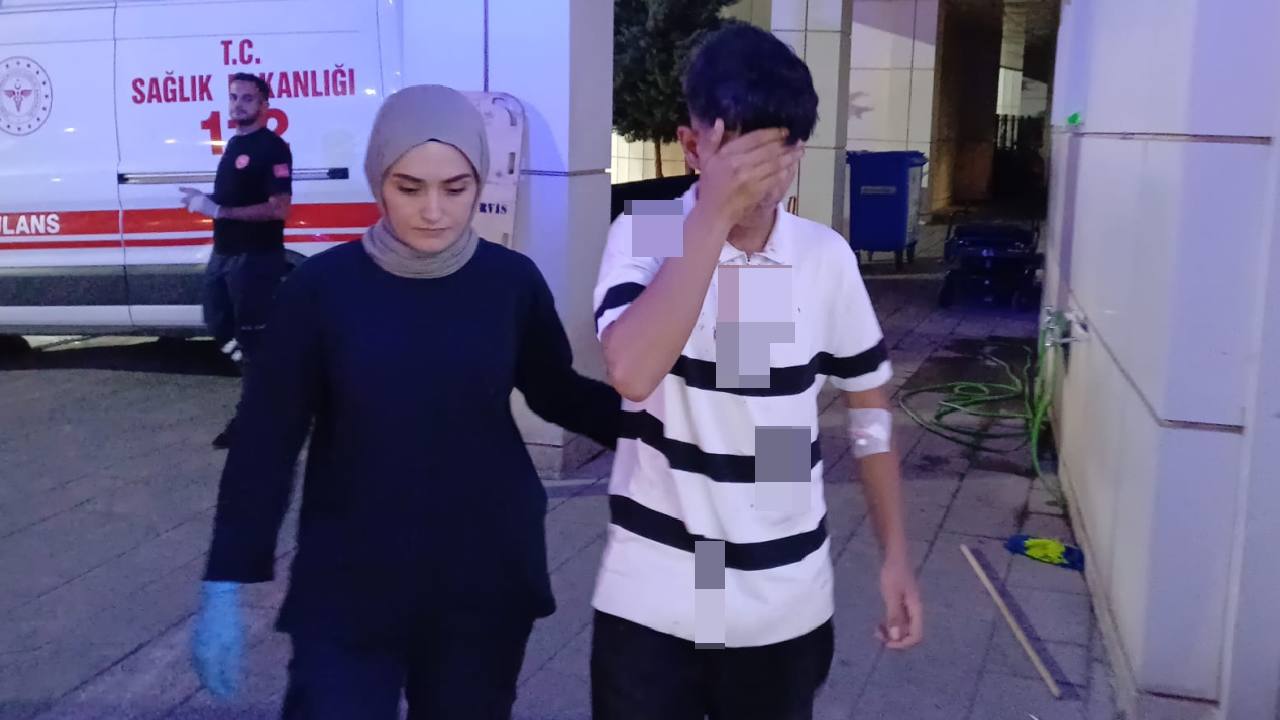 Aksaray'da Otobüs Durağında Şakalaşma Kanlı Bitti: 15 Yaşındaki Çocuk Yaralandı