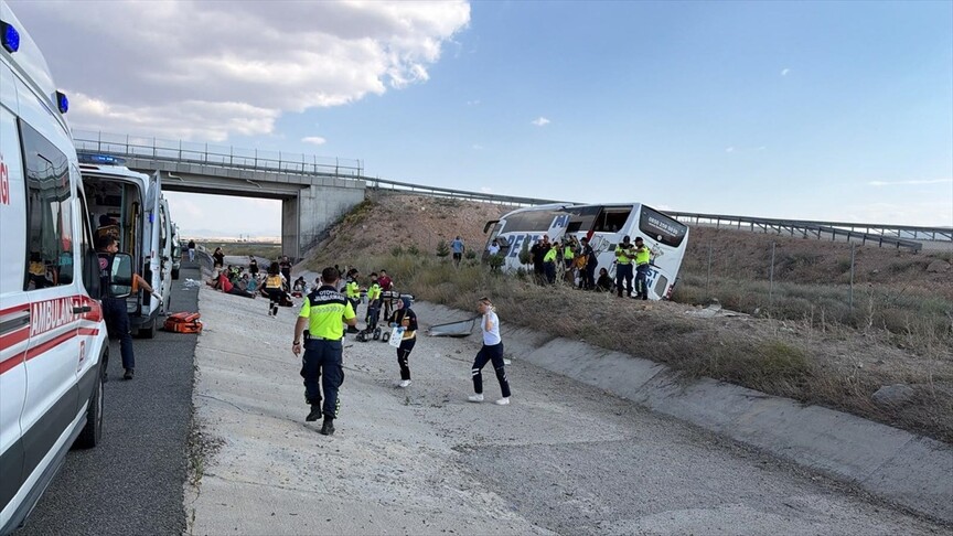 Aksaray'da yolcu otobüsü devrildi: 44 yaralı