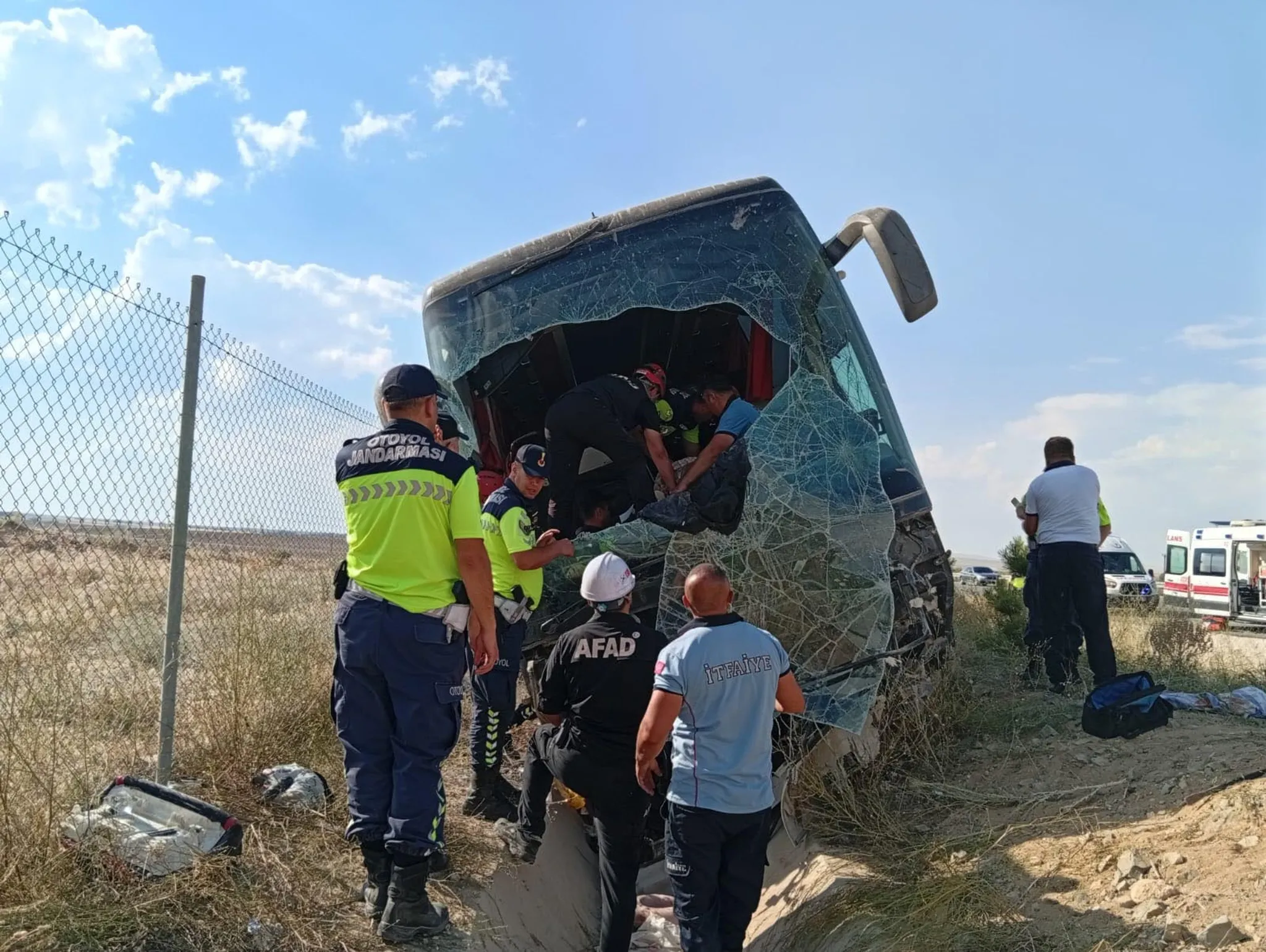 Aksaray'da yolcu otobüsü devrildi: 44 yaralı