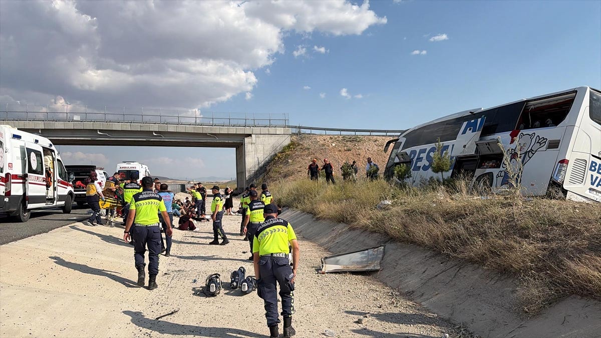Aksaray'da yolcu otobüsü yoldan çıktı: Çok sayıda yaralı var