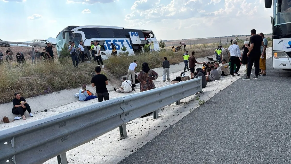 Aksaray'da yolcu otobüsü kaza yaptı: 19 yaralı