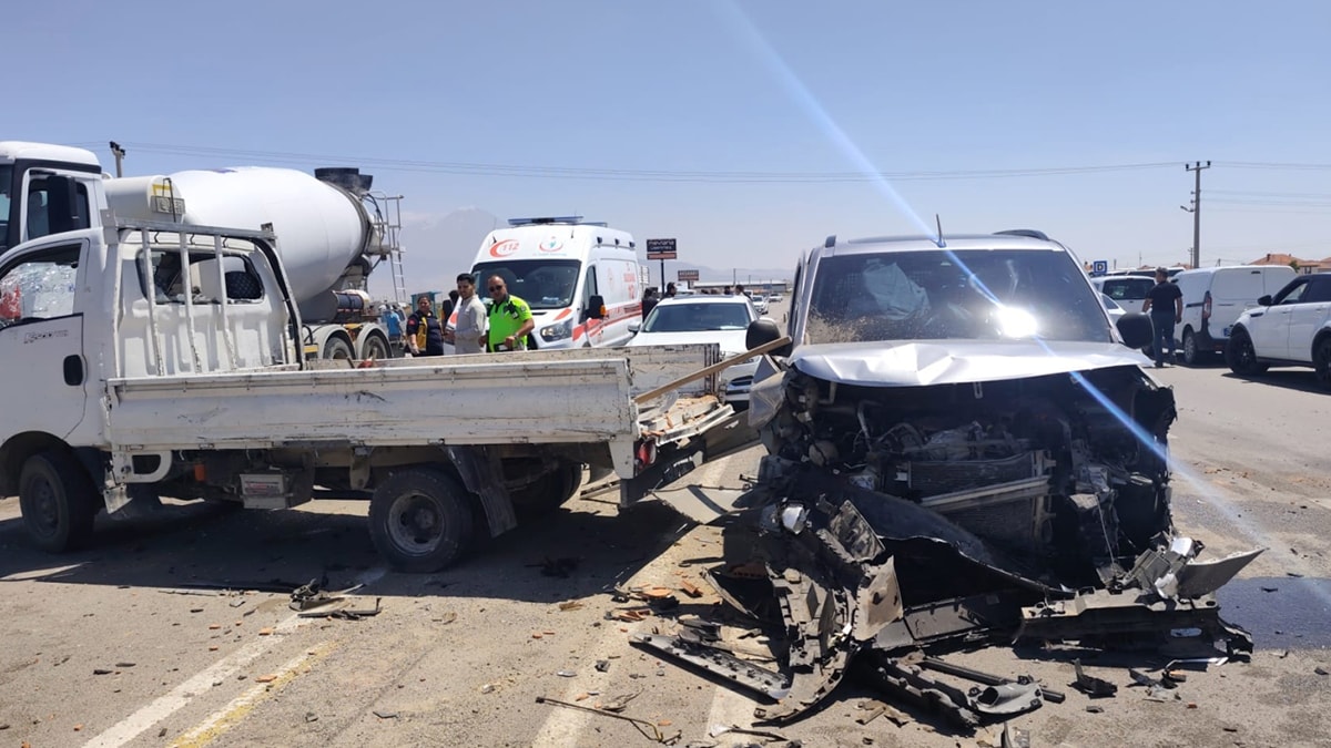 Aksaray'da Zincirleme Trafik Kazası: 5 Yaralı Hastaneye Kaldırıldı