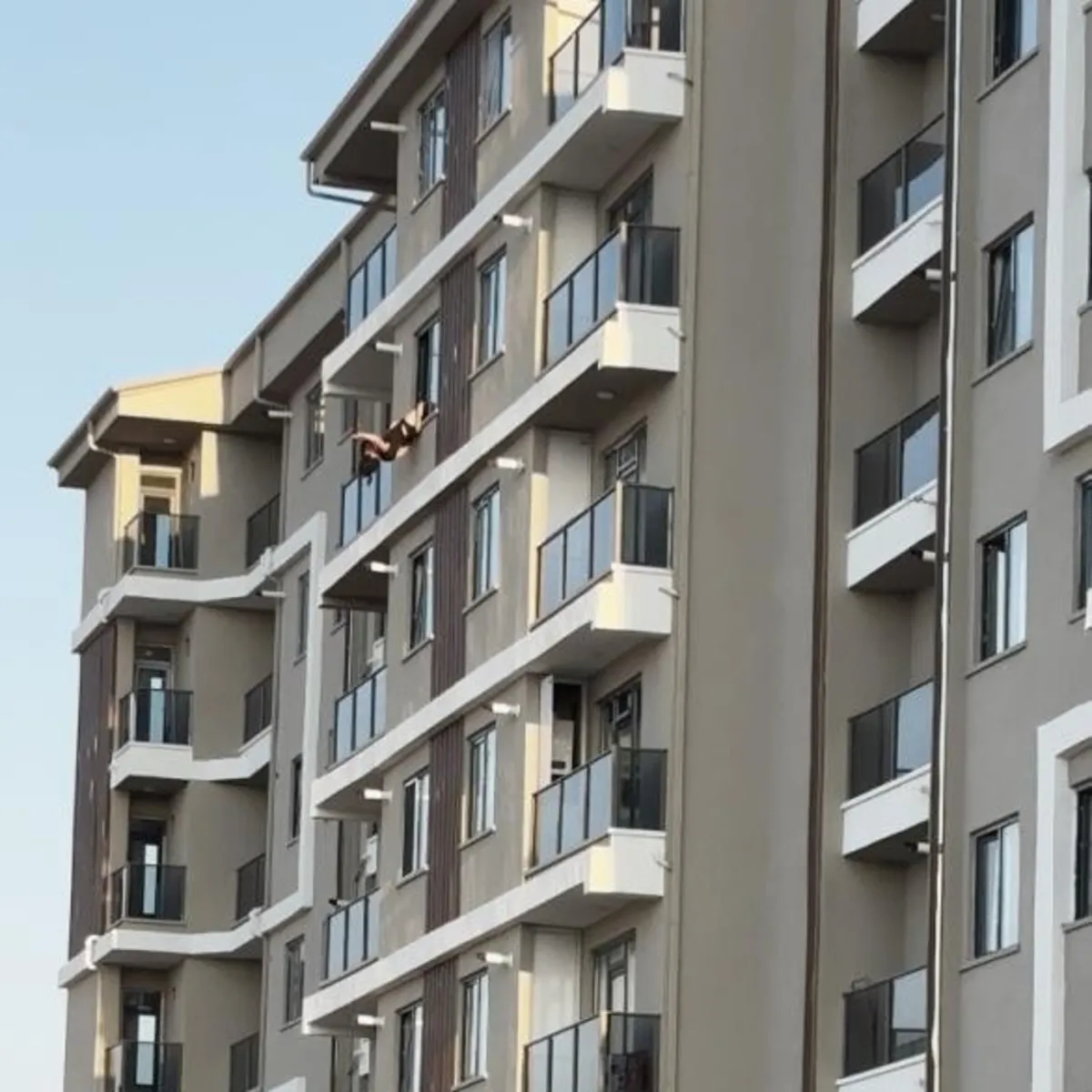 Aksaray'da Dehşet: 7. Kattaki Genç Kadın Baş Aşağı Asılı Kaldı, Son Anda Kurtarıldı