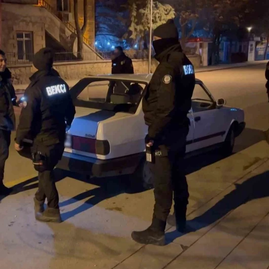 Aksaray'da Gece Yarısı Şok Uygulama: Araçlar Didik Didik Arandı
