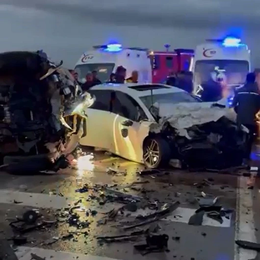 Aksaray'da kafa kafaya çarpışma: iki sürücü ağır yaralı