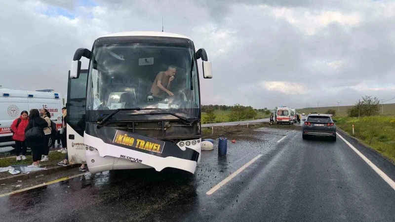 Aksaray'da kontrolden çıkan tur otobüsü refüje çarptı: 16 yaralı